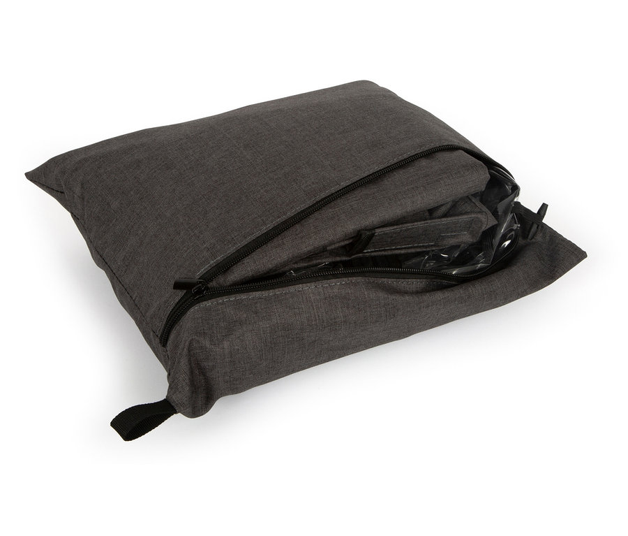 Eine graue Tasche mit Reissverschluss, die einen Small Foot Bollerwagen mit Dach und Regencover enthält.