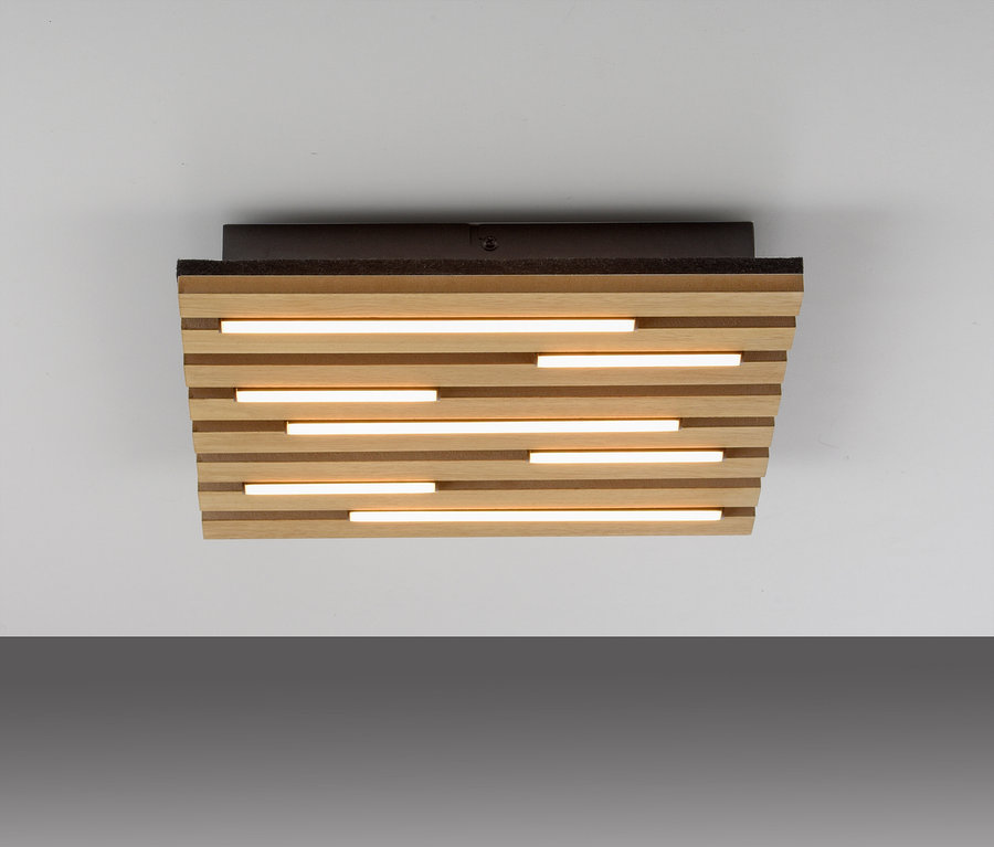 Hölzerne Deckenleuchte mit horizontalen Lamellen und Leuchtstoffröhren.