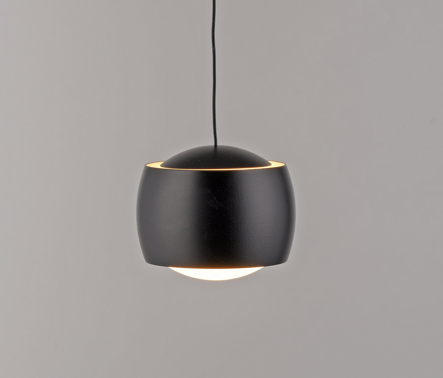 Schwarze Hängelampe in Kugelform.