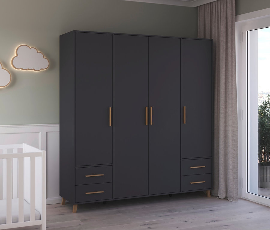 Ein Kinderzimmer mit einem weißen Gitterbett und einem grauen, viertürigen Kleiderschrank »Shinjo« mit vier Schubladen.