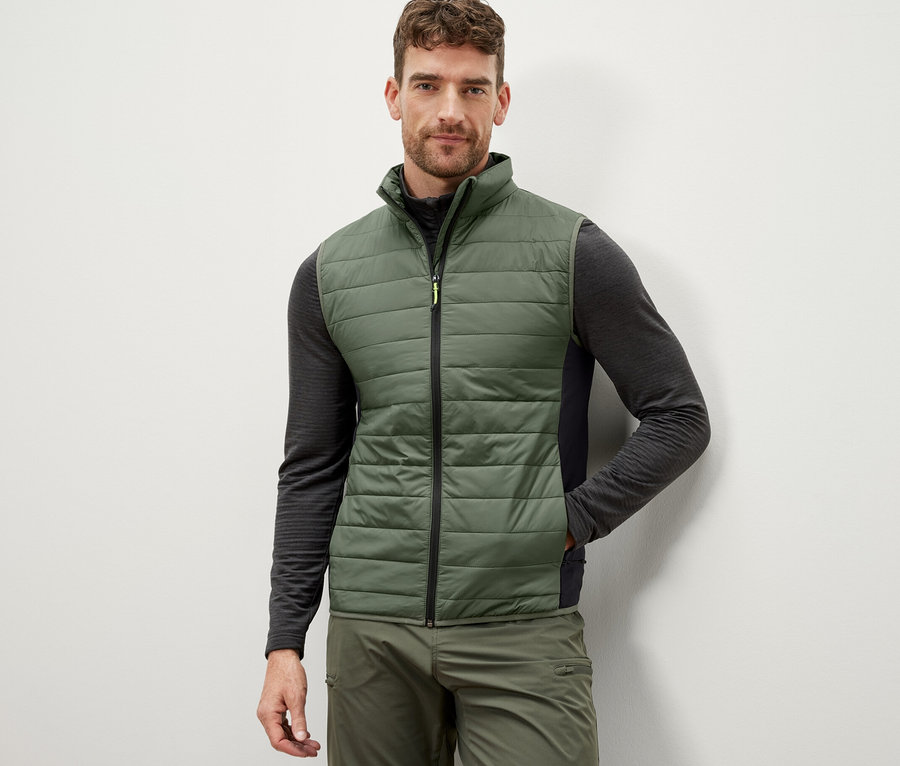Mann trägt eine Steppweste »pack light«.