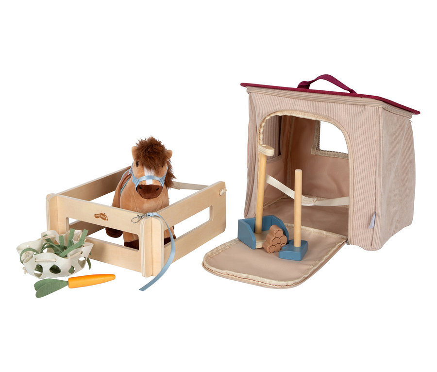 small foot Spiel-Set Pferd mit Stall: Plüschpferd steht in einem Holzstall mit Heu und Karotte, daneben ein aufklappbarer Spielzeugstall mit Zubehör.