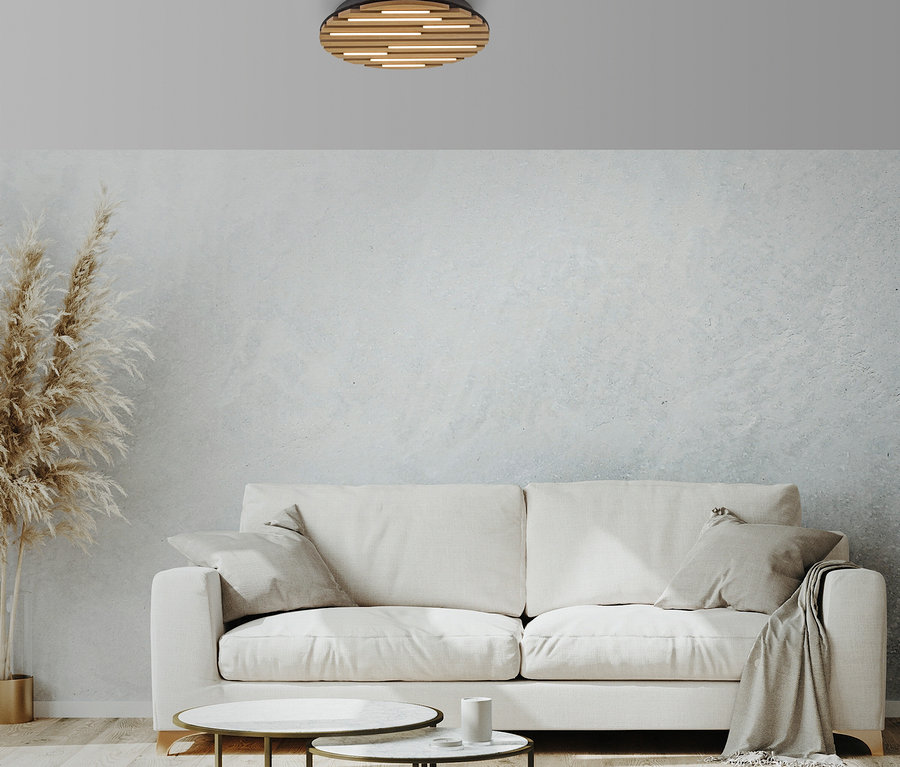 Ein Wohnzimmer mit einem weißen Sofa, zwei Couchtischen und einer Deckenleuchte.