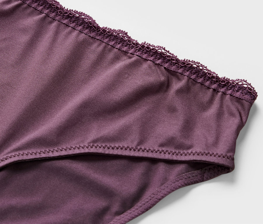 Detailaufnahme von 2 Slips, auberginefarben und mit Spitze.