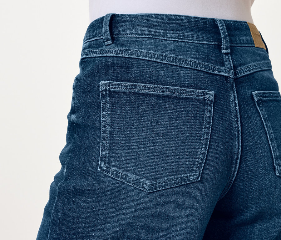 Detailansicht der Rückseite von blauen Jeans mit Taschen.
