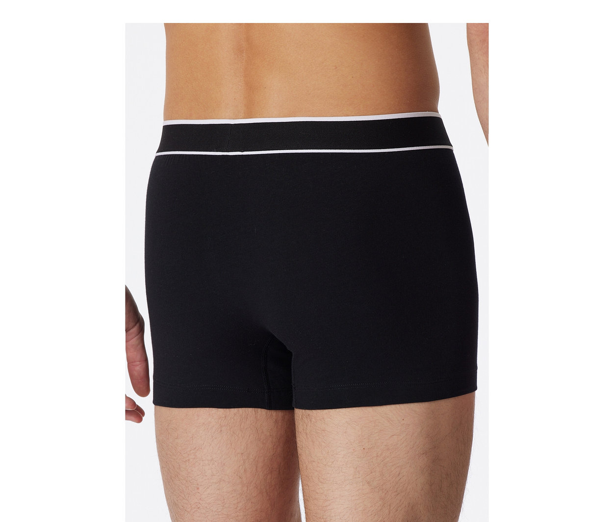 Rückenansicht einer Person in schwarzen SCHIESSER Shorts mit weiß gestreiftem Bund, die Taille und Oberschenkel zeigt.