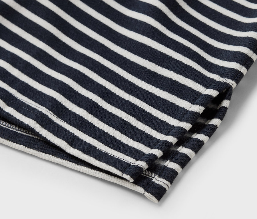 Detailaufnahme eines blau-weiß gestreiften Kleidungsstücks.