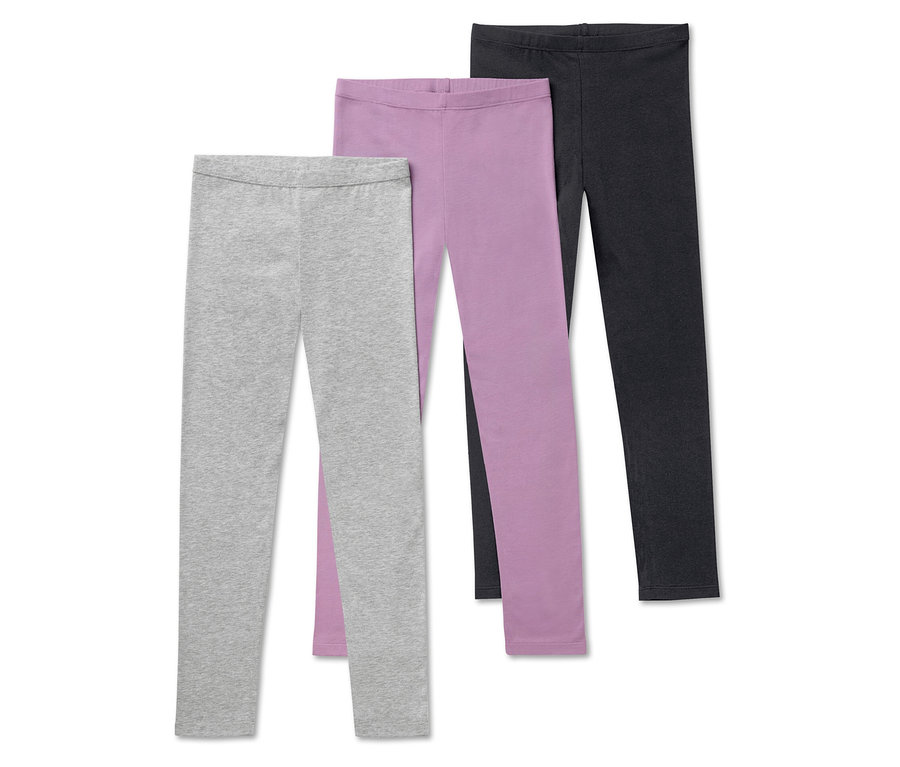 Drei Paar Leggings: grau, lila und schwarz.