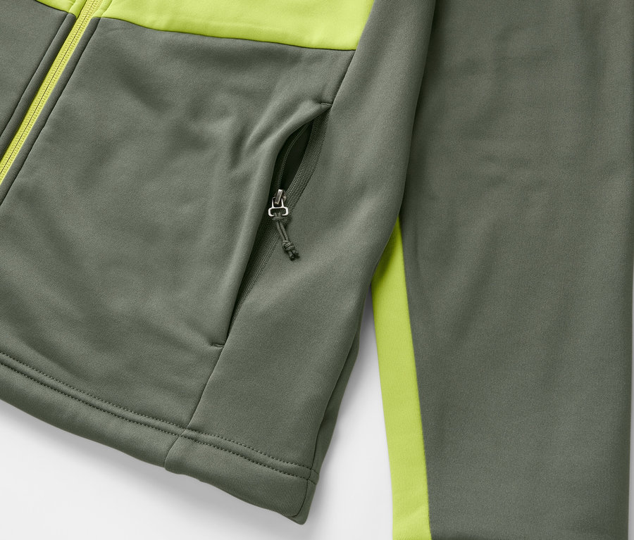 Detail einer grauen Thermojacke mit limettengrünen Details und einer Reißverschlusstasche.