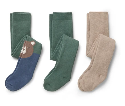 Drei Paar Kinderstrumpfhosen: eine mit einem braunen Bären auf blauem Hintergrund, eine grüne und eine beige.
