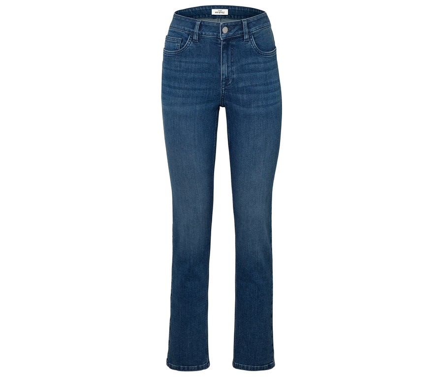 Blaue Jeans mit geradem Schnitt auf weißem Hintergrund.