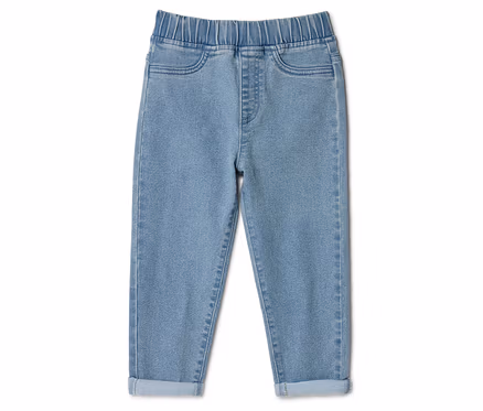 Helle Jeans mit elastischem Bund und hochgekrempelten Hosenbeinen, liegend auf einem weißen Hintergrund.