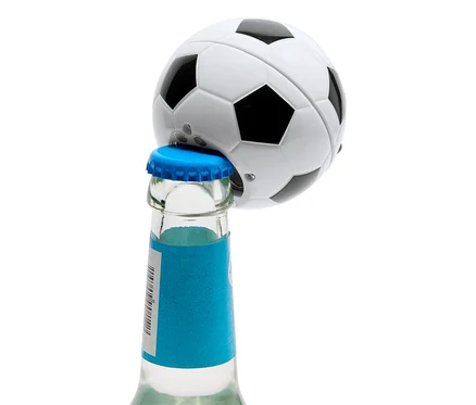 Ein Fußball-Flaschenöffner öffnet eine Flasche mit blauem Verschluss.