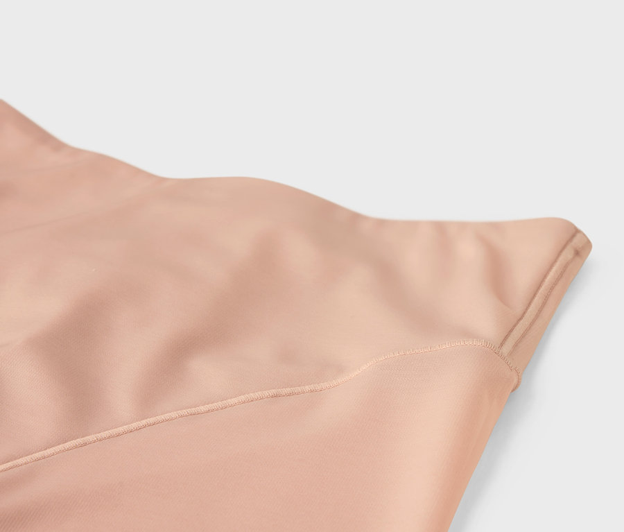 Nahaufnahme eines beigen Stoffes mit Naht.