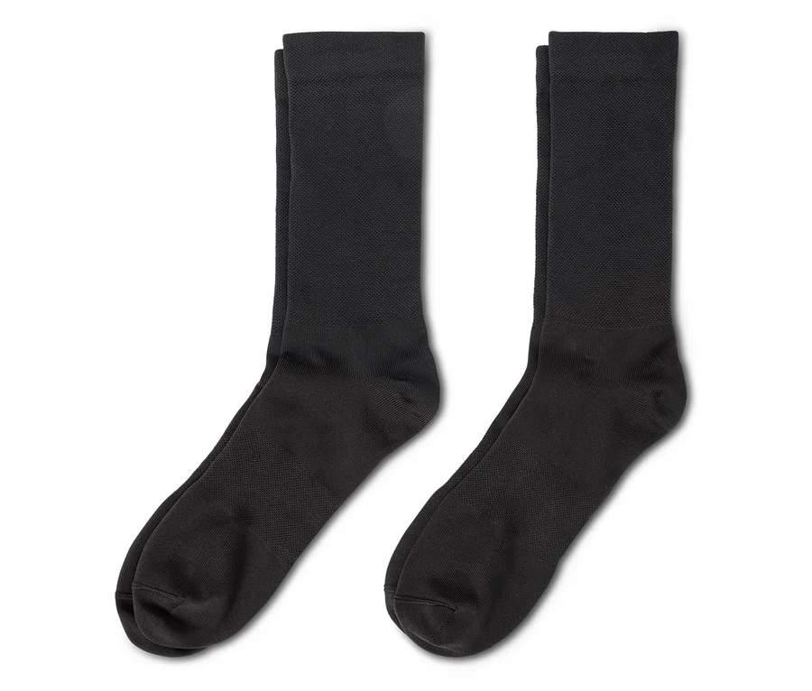 Zwei schwarze Socken liegen nebeneinander auf einem weißen Hintergrund.