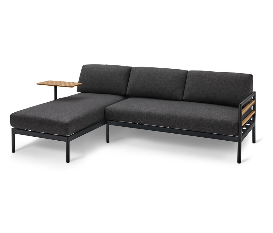 Graues Ecksofa mit Holzdetails und kleinem Beistelltisch.