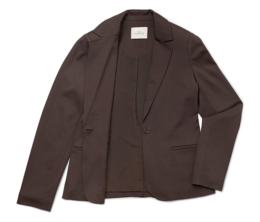 Ein offener, dunkelbrauner Blazer liegt auf einem weißen Hintergrund.