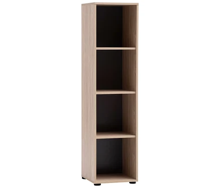 Ein schmaler, heller Holzschrank mit vier offenen Regalfächern und schwarzer Rückwand steht auf kleinen Füßen.