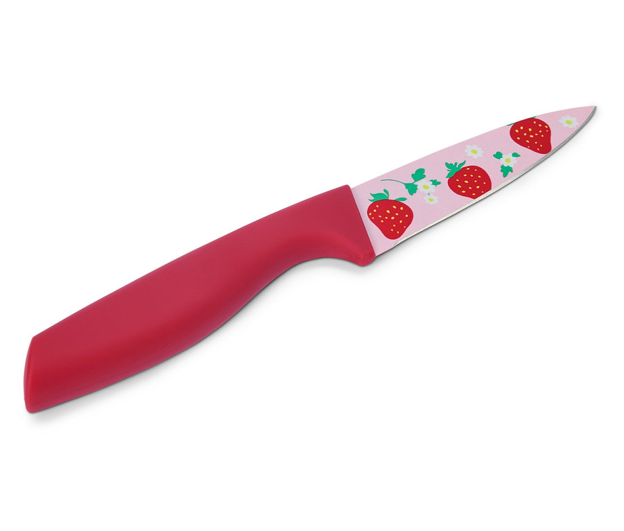 Ein Küchenmesser mit Erdbeermuster auf der Klinge und einem roten Griff liegt auf einem weißen Hintergrund.