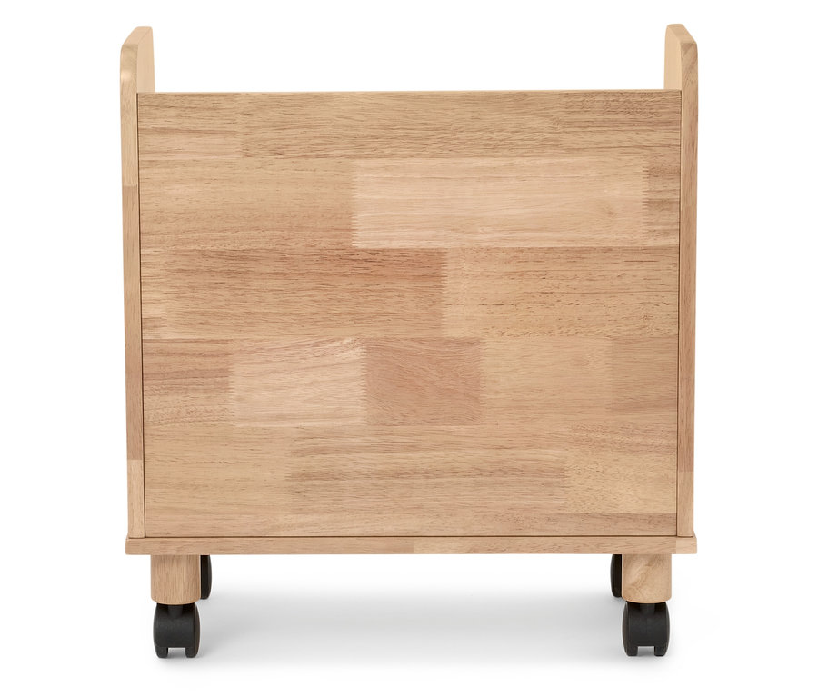 Holzregal mit Rädern.