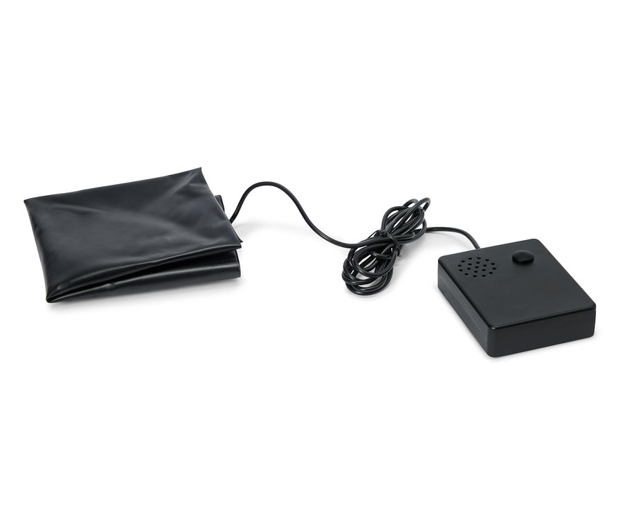 Ein schwarzes, beheizbares Kissen ist mit einem schwarzen Controller durch ein Kabel verbunden.