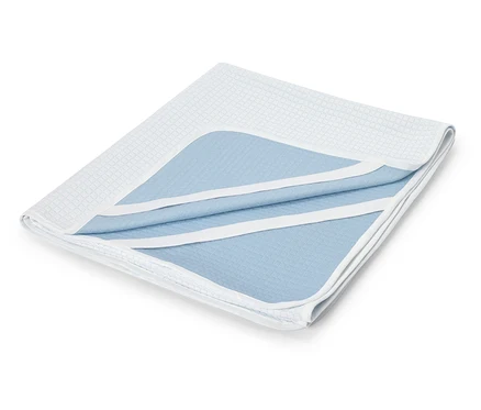 Gefaltete, hellblau-weiß gemusterte Babydecke mit weißer Umrandung.