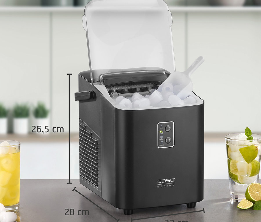 Der IceChef Compact Eiswürfelbereiter steht mit geöffnetem Deckel neben zwei Gläsern auf einem Tisch.