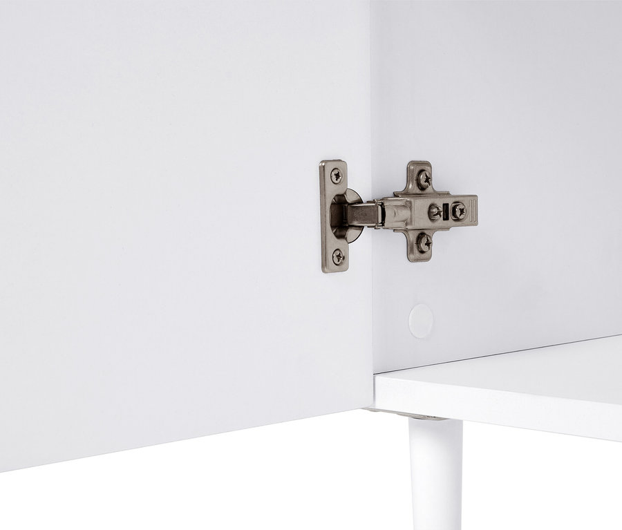 Nahaufnahme eines Schranks mit einem silbernen Scharnier.