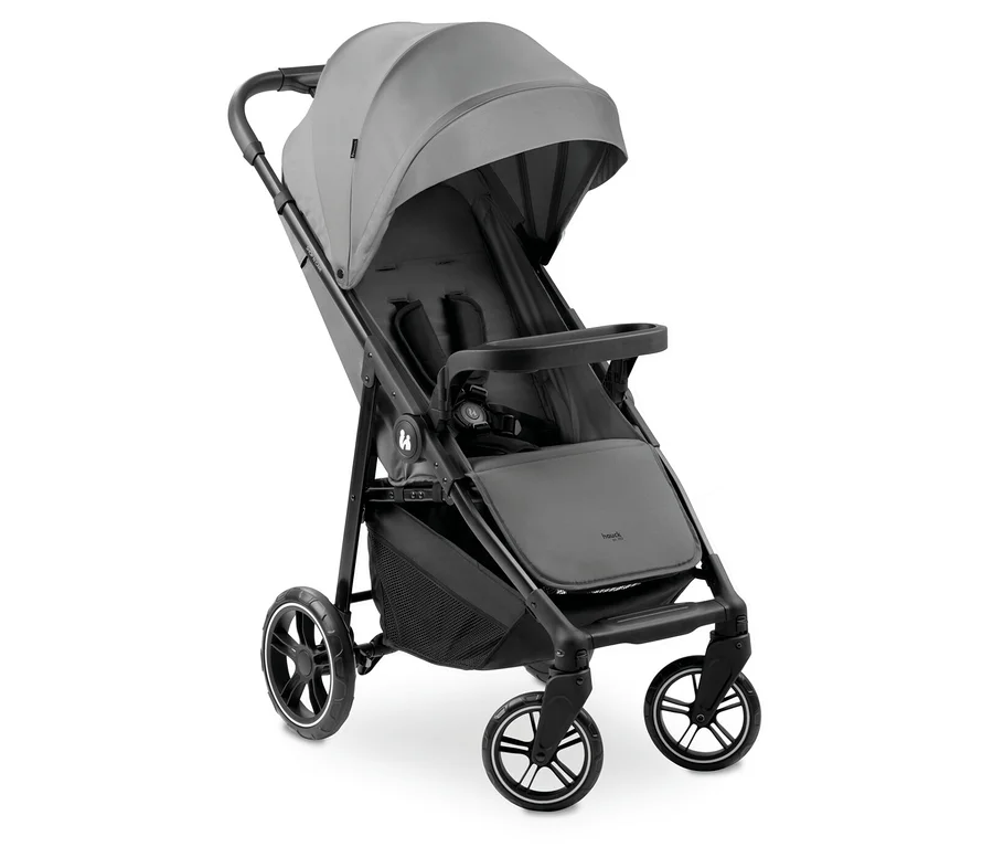Ein grauer Kinderwagen steht auf einem weißen Hintergrund.