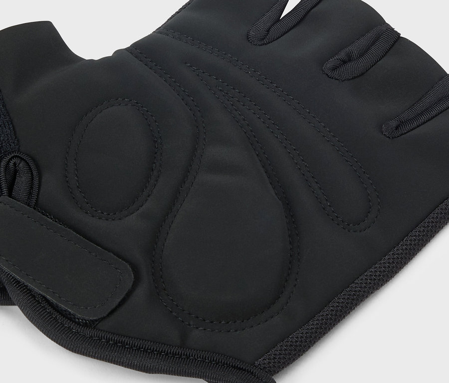 Nahaufnahme eines einzelnen schwarzen Trainingshandschuhs mit Fingersteg auf hellgrauem Hintergrund.