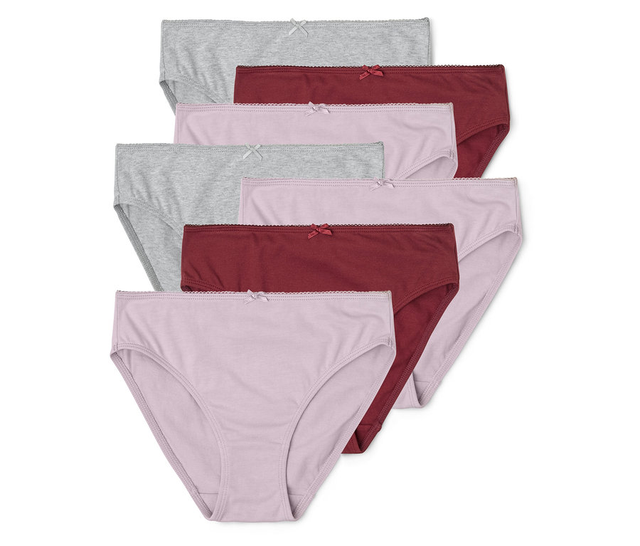 Stapel von sieben Baumwollslips in Grau, Rosa und Burgunderrot mit Schleife auf weißem Grund.