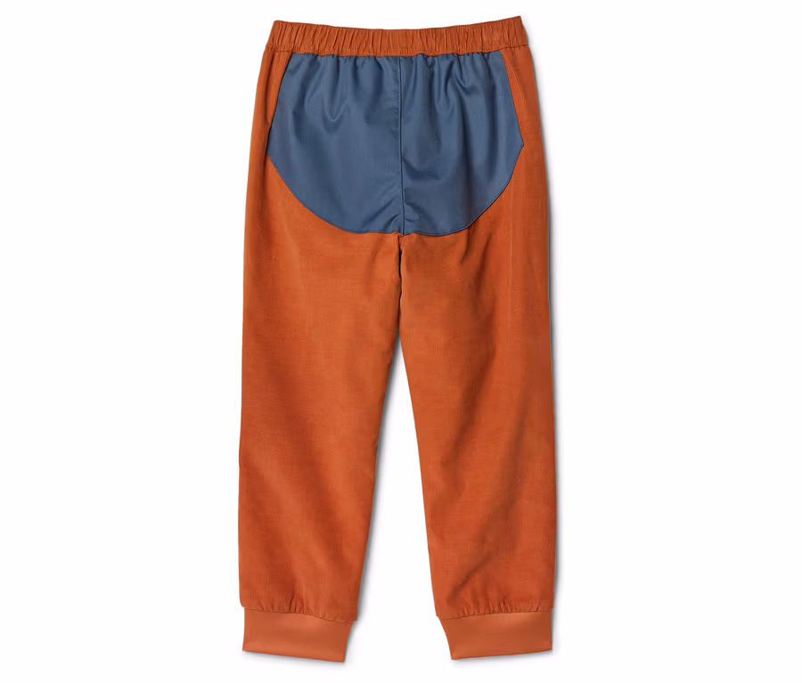 Orangefarbene Cordhose mit elastischem Bund und marineblauem Einsatz am oberen Rücken.