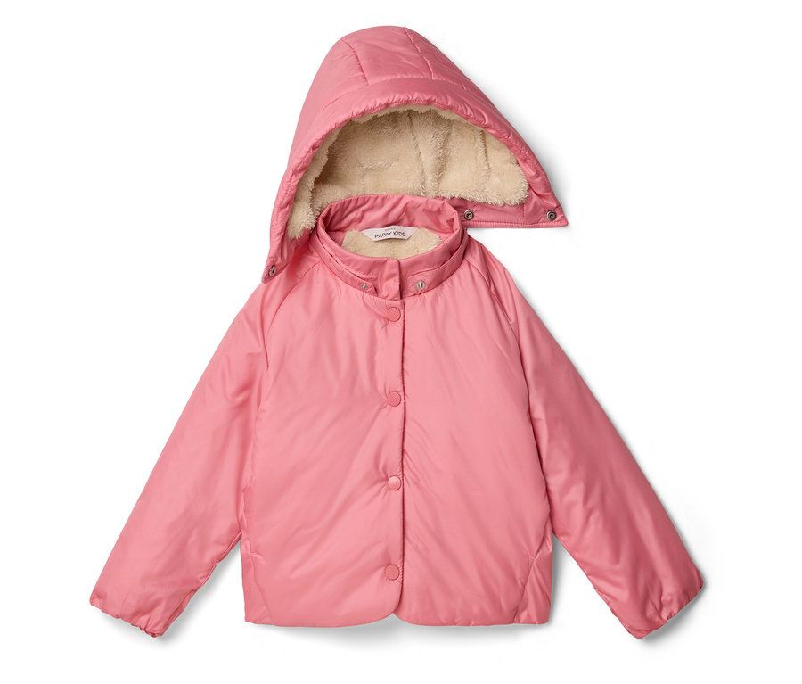 Rosa Kinderjacke mit Kapuze und cremefarbenem Kunstfellfutter. Sie hat eine Knopfleiste mit passenden rosa Knöpfen und ist wattiert.