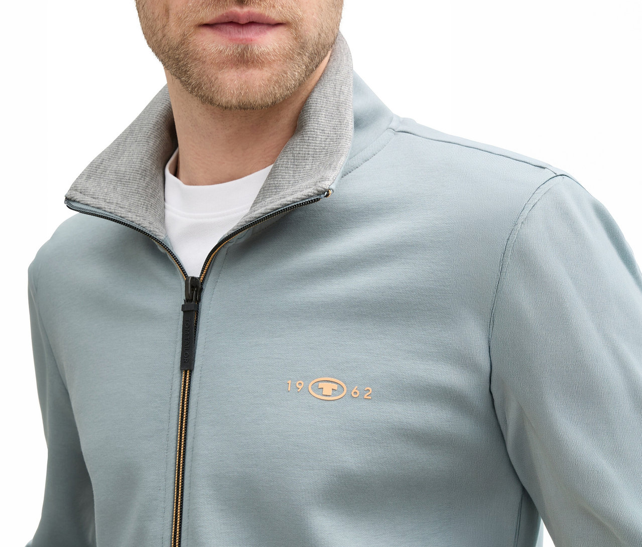 Nahaufnahme eines Mannes mit Tom Tailor Sweatjacke mit Stehkragen, Grey Mint, Reißverschluss offen, Kragen grau.
