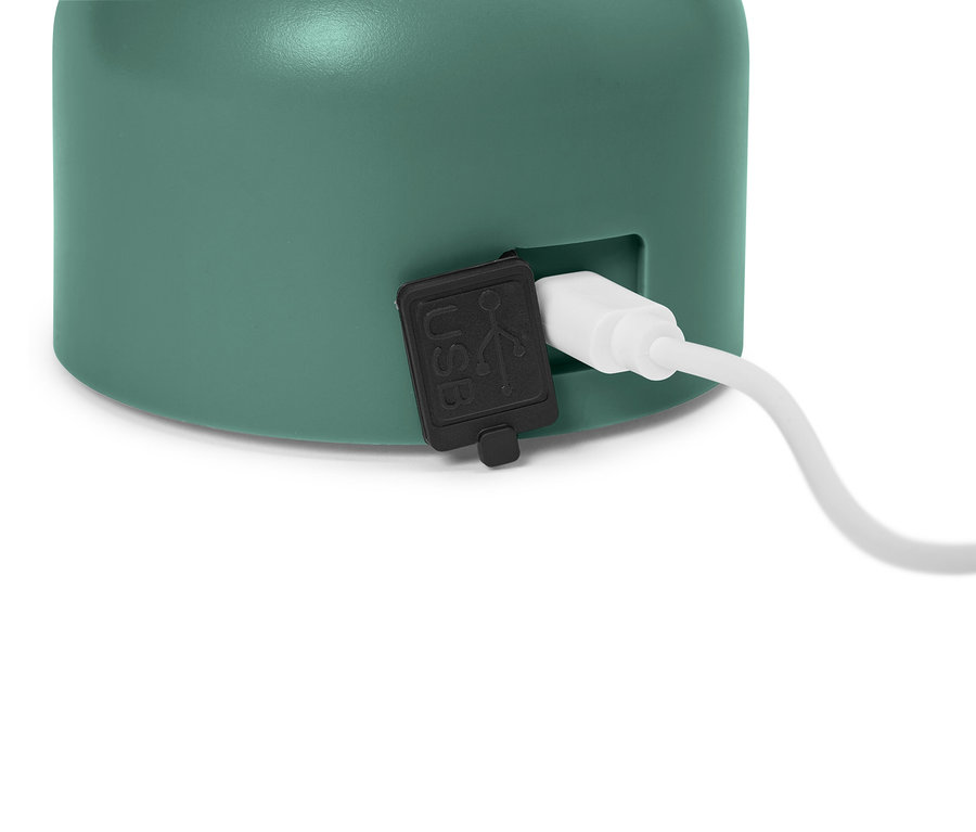 Nahaufnahme eines mintgrünen Geräts mit einem eingesteckten USB-Kabel.