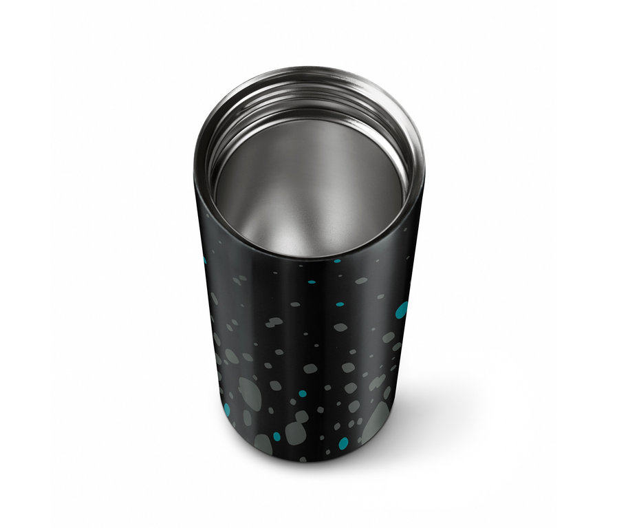 Detailansicht von oben auf einen Coffee-to-go-Becher, Hybrid Black mit blauen und grauen Flecken auf schwarzem Hintergrund.
