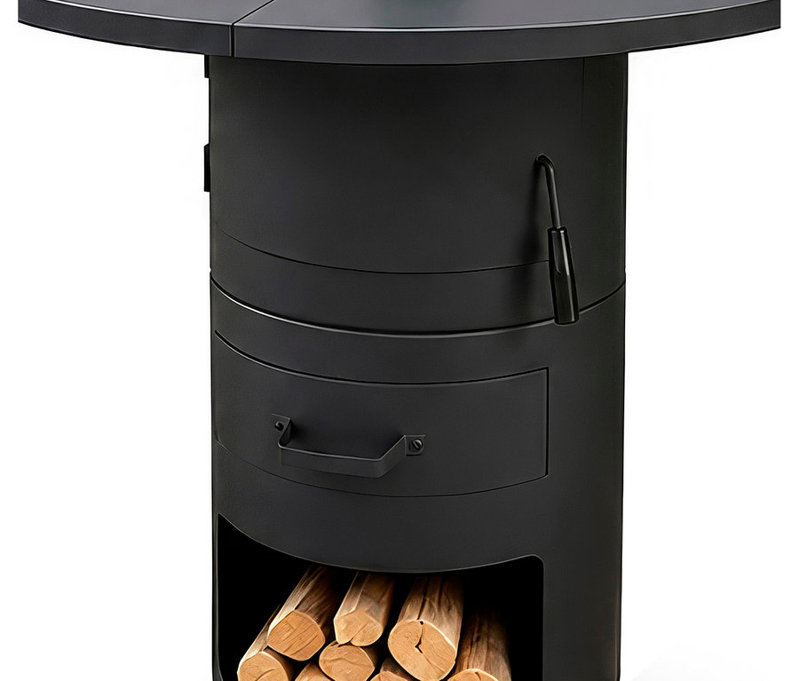 Schwarzer zylindrischer Outdoor-Heizer mit flacher Oberseite, einer kleinen Tür mit Griff und einem unteren Fach, das mit Holzscheiten gefüllt ist.
