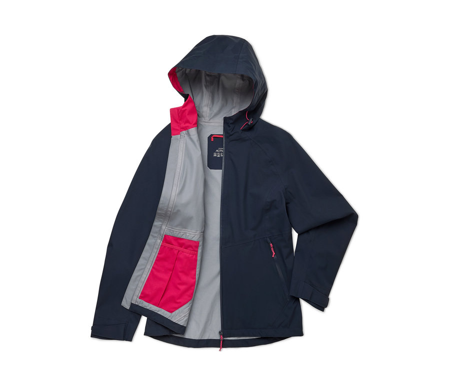 Eine marineblaue Kapuzenjacke, teilweise geöffnet, zeigt ein graues Innenfutter mit leuchtend pinken Akzenten an der Kapuzenleiste und den Innentaschen.
