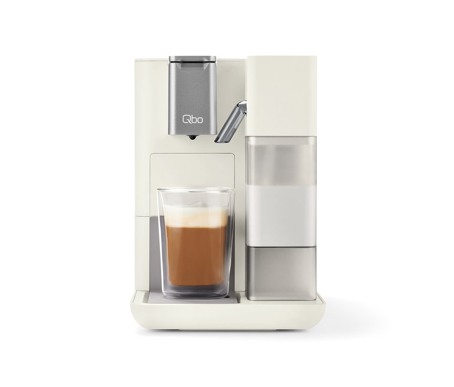 Weiße Qbo MILK MASTER White Cashmere Kaffeemaschine mit Kaffee im Glas.