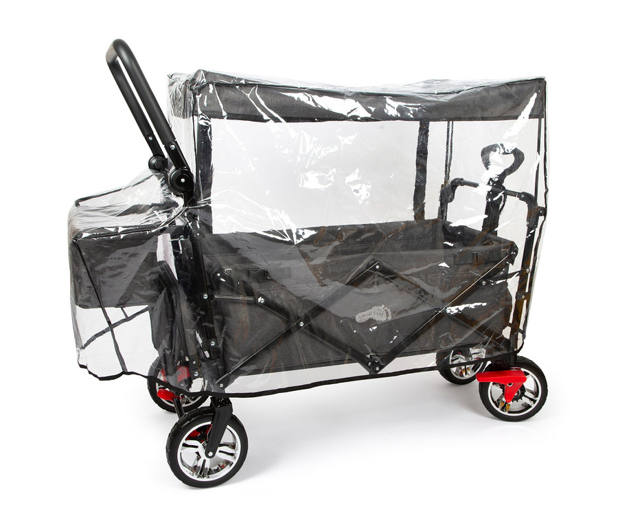Ein schwarzer small foot Bollerwagen mit roten Rädern, Dach und durchsichtigem Regencover.