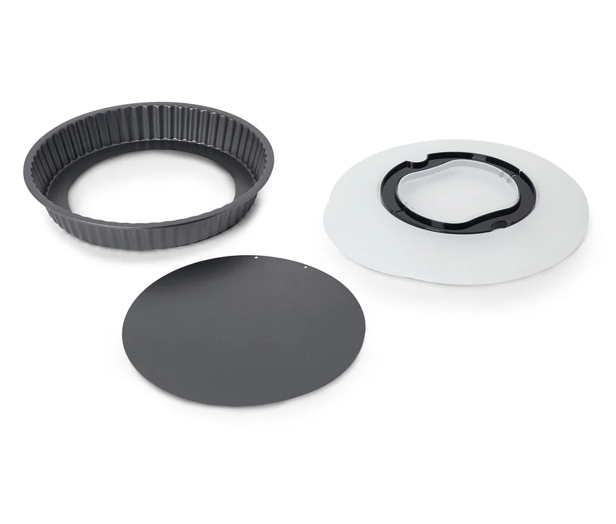Dunkelgrauer, geriffelter Tortenring, flacher Boden und weißer runder Gerätedeckel mit schwarzem Ring und zentraler Öffnung.