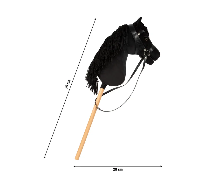 small foot Hobby-Horse »Melodie« mit schwarzer Garnmähne und schwarzem Zaumzeug, auf einem hellbraunen Holzstab montiert. 79 cm lang, 28 cm breit.