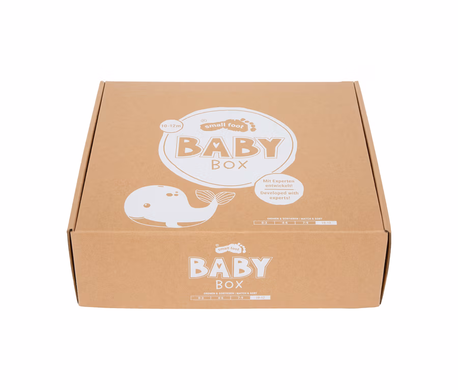 Braune small foot Baby-Box für 10-12 Monate, mit weißem Logo, Wal-Grafik und den Texten „Developed with experts!“ und „ORDNEN & SORTIEREN“.