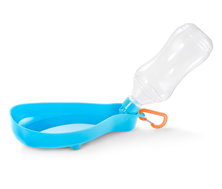 Eine blaue Hunde-Trinkflasche »To go«.