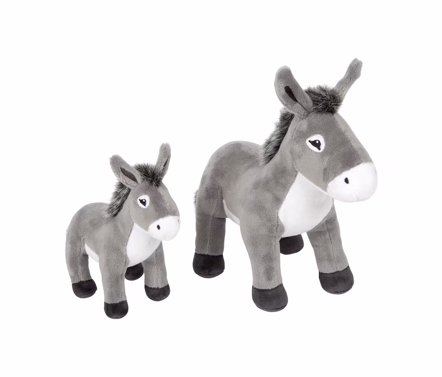 Zwei small foot Plüsch-Esel, ein großer und ein kleiner, stehen nebeneinander. Beide sind grau mit weißen Schnauzen, schwarzen Hufen und Mähnen.