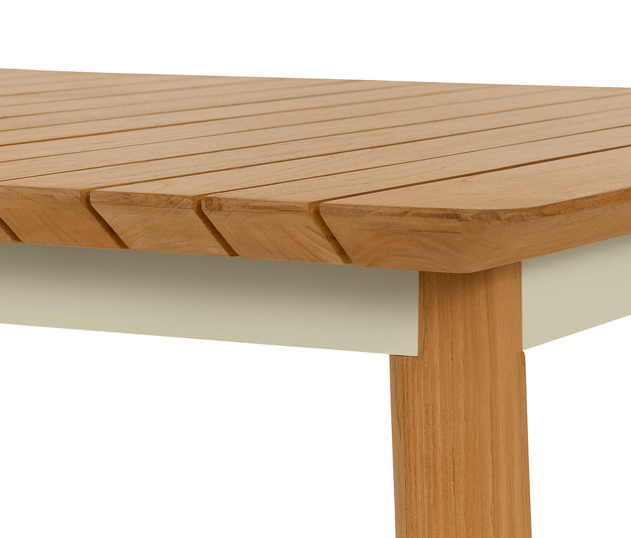 Detailansicht eines ausziehbaren Teak-Gartentisches.