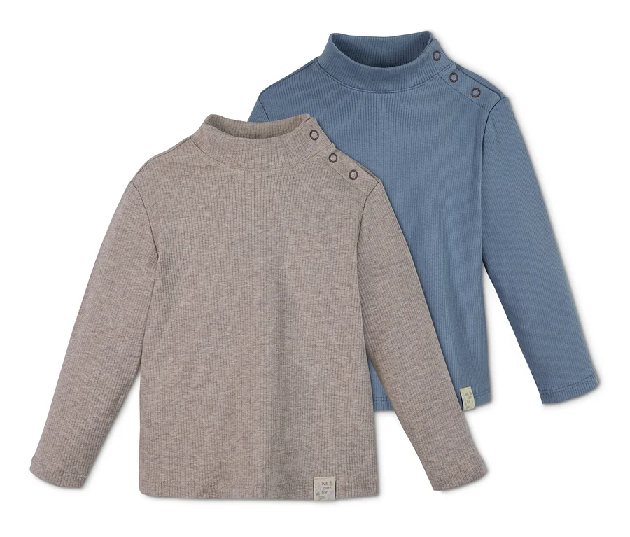 Zwei Baumwoll-Langarmshirts mit Stehkragen in Beige und Blau liegen übereinander.
