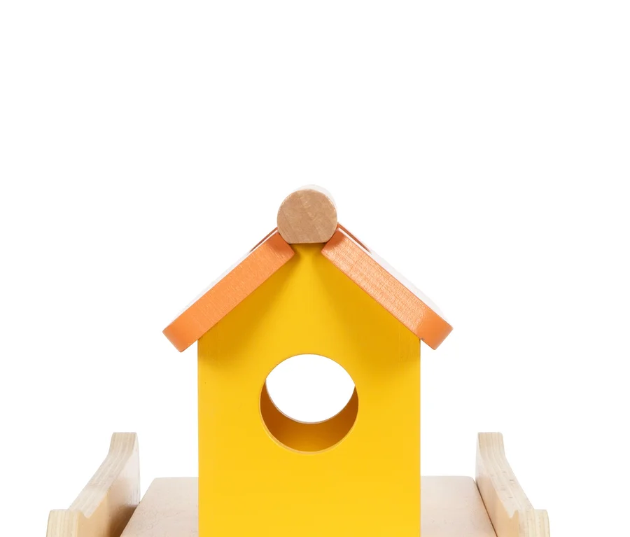 Das Holzspielzeug small foot Steckspiel »Arche Noah Safari« mit gelbem Häuschen auf dem Dach.