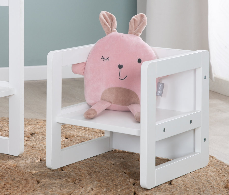 Ein rosa Plüschhase sitzt auf der weißen roba 3-in-1-Kindersitzgruppe.