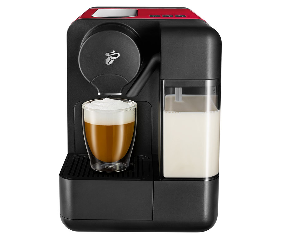 Schwarze Cafissimo milk, rot, mit einer Tasse Cappuccino.